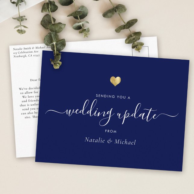 Cartão Postal Atualização de casamento Adiada Script Elegante Do (Wedding update card with elegant script text on a blue background, along a small gold heart )