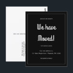 Cartão Postal Aventura Aguarda Novo Anúncio de Movimentação de E<br><div class="desc">Este simples cartão postal de anúncio em movimento preto-e-branco apresenta um design clássico com script em negrito. Esta mudança minimalista no cartão postal do anúncio de endereço apresenta uma fronteira enquadrada e notícias de sua grande jogada. A parte traseira deste novo cartão postal de anúncio de endereço básico apresenta uma...</div>