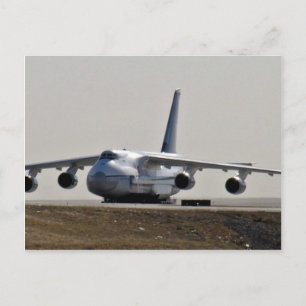 Cartão Postal avião de cargoleiros no aeroporto
