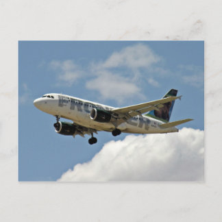 Cartão Postal Avião saindo das nuvens e rugindo pelo céu