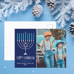 Cartão Postal Azul de Foto da Família Hanukkah Feliz Moderno<br><div class="desc">Este cartão postal feliz e giro Hanukkah apresenta uma bela menorah sobre um fundo azul com tipografia branca. Este belo cartão postal de feriado judeu mostra a fotografia dos seus filhos ao lado do seu nome familiar.</div>