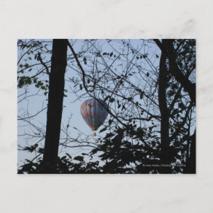 Cartão Postal Balão de ar quente através de árvores