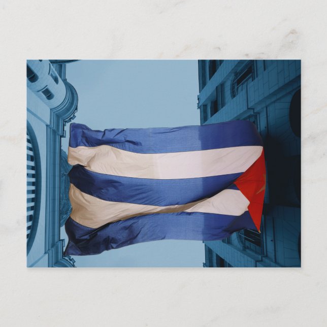 Cartão Postal Bandeira cubana entre edifícios em Havana, Cuba (Frente)