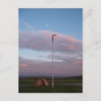 Cartão Postal Bandeira do cemitério ao crepúsculo