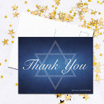 Cartão Postal Bar Mitzvah Star de David Personalizado Judeu Obri<br><div class="desc">Belas e profundas sombras de azul escuro criam uma textura como a água neste obrigado formal do Bat ou do Bar Mitzvah que você faz postais. Escrita elegante e minimalista em decoração com o nome da sua filha ou filho com a sutil Estrela de David para dar obrigados para um...</div>