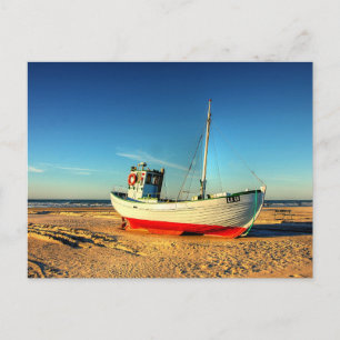 Cartão Postal Barco no Mar na Praia Arenosa