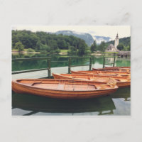 Barcos de madeira no lago Bohinj, Eslovênia