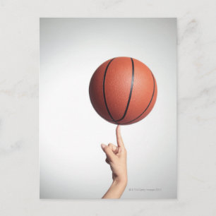 Cartão Postal Basquete no dedo indicador, mãos fechadas