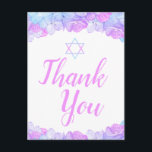 Cartão Postal Bat Mitzvah Floral Pink Hydrangea Obrigado<br><div class="desc">Envie uma nota de obrigados para sua família e amigos para mostrar seu apreço que eles foram ao seu Bat Mitzvah. Este design apresenta uma borda superior e inferior de delicadas flores de hydrangea em tons de rosa, lavanda e azul-aqua. Há uma estrela de David com as palavras "Obrigado" numa...</div>