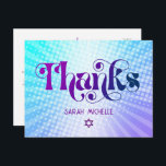 Cartão Postal Bat Mitzvah Retro Blue Roxo Gradação Obrigado<br><div class="desc">Certifique-se de que o seu Bat Mitzvah favorito mostre o seu apreço a todos os que apoiaram o seu evento principal! Mande esta diversão, Boho Retro, obrigado personalizado que você faz. Típica divertida, moderna, arrojada, roxa e azul marinho com a tipografia sans serif moderna sobrepõe-se a um fundo de turquesa...</div>