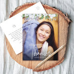Cartão Postal Bat Mitzvah Roteiro Foto Prata Floral Agradeciment<br><div class="desc">Certifique-se de que sua Bat Mitzvah favorita mostre apreço a todos que apoiaram seu evento marcante! Envie este sofisticado cartão postal de agradecimento personalizado! Uma floral em aquarela branca e brilhante prateada elegante e deslumbrante, com tipografia de escrita em folha de prata falsa e tipo sem serifa sobrepõem a foto...</div>