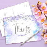 Cartão Postal Bat Mitzvah Silver Script Obrigados De Aquarela Pu<br><div class="desc">Certifique-se de que o seu Bat Mitzvah favorito mostre o seu apreço a todos os que apoiaram o seu evento principal! Enviem este espantoso, moderno, falso filme prateado cintilante escrita à mão e pequenos pontos sobre um fundo de aquarela roxa claro, obrigado personalizado que você faz cartão postal. Na frente,...</div>