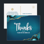 Cartão Postal Bat Mitzvah Turquesa Ombre Ágata Script Agradecime<br><div class="desc">Certifique-se de que sua Bat Mitzvah favorita mostre sua gratidão a todos que apoiaram seu evento marcante! Envie este cartão-postal de agradecimento personalizado, moderno e único. A escrita branca à mão e a tipografia sans serif em negrito se sobrepõem a um fundo ombre azul-teal profundo com ágata azul-turquesa acentuada com...</div>