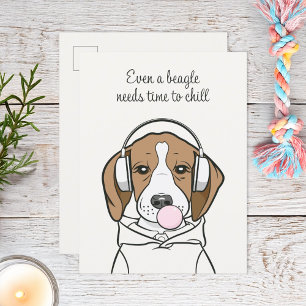 Cartão Postal Beagle Relaxando com Chiclete Fofo e Engraçado