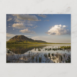 Cartão Postal Bear Butte se reflete no lago Bear Butte perto