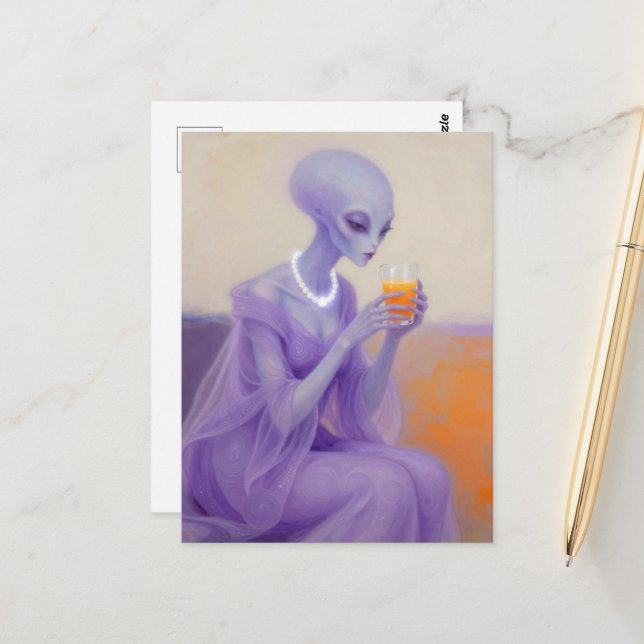 Cartão Postal Beautiful Alien Lady in Purple With Orange Juice (Frente/Verso In Situ)