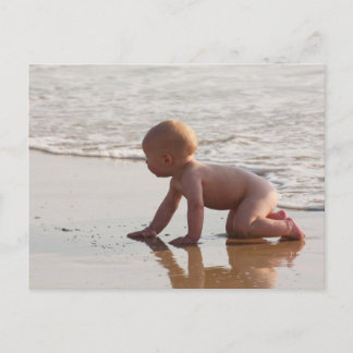Cartão Postal Bebê brincando na areia na praia