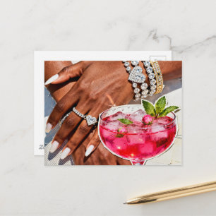 Cartão Postal Bebida de Rosa Elegante e Colagem de Muitas Joias