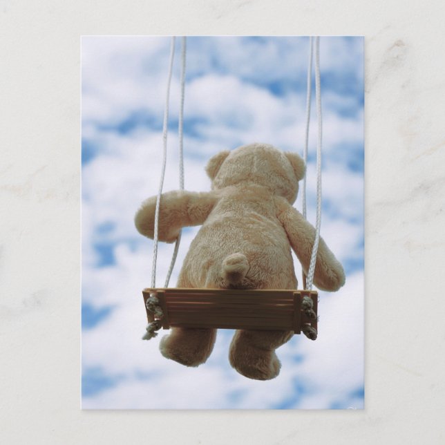 Cartão Postal Beertje op schommel met bewolkte blauwe lucht. (Frente)