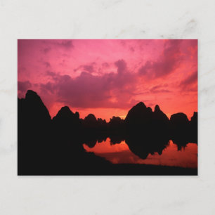 Cartão Postal Bela cor ao pôr do sol das montanhas de calcário