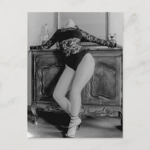 Cartão Postal Bela lingerie B&W ao ar livre