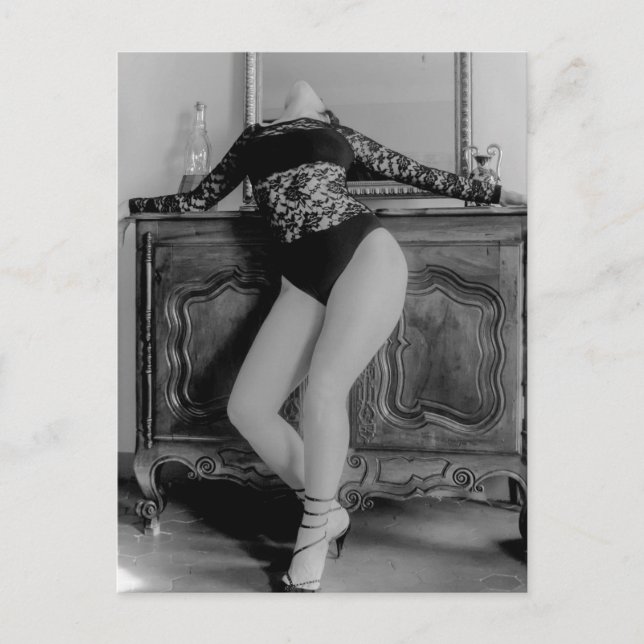 Cartão Postal Bela lingerie B&W ao ar livre (Frente)