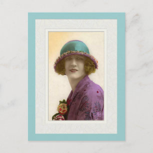 Cartão Postal Bela vitoriana de chapéu vestido roxo azul-esverde