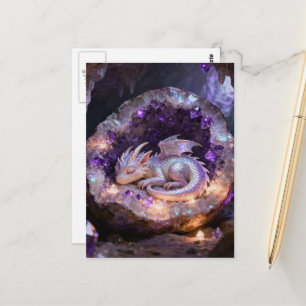 Cartão Postal belo bebê dragão dormindo em uma geoda de ametist
