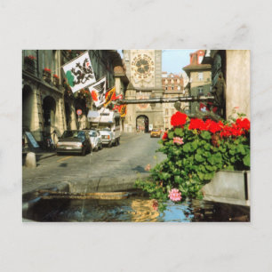 Cartão Postal Berna, rua principal, torre de relógio e gerânios