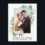 Cartão Postal Berries Dourados Casados e Felizes<br><div class="desc">A Elegante Watercolor Winter Greenery Casried & Feliz Photo Newlyws Holiday Postcard inclui folhas de eucalipto e groselhas vermelhas. Dourado quadro.</div>