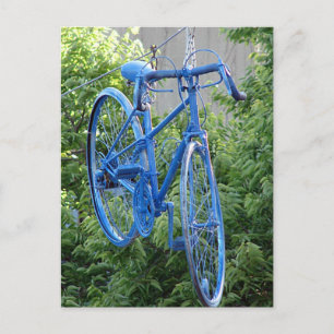 Cartão Postal Bicicleta Pendurada Acima da Rua