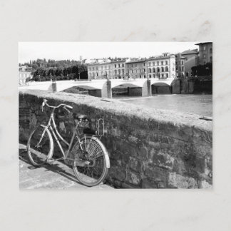 Cartão Postal Bicicleta retrô ao lado de uma ponte em Florença
