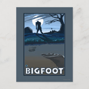 Cartão Postal Big Foot walking through Golf Course