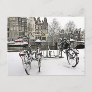 Cartão Postal Bikes in snowy Amsterdam in the Netherlands