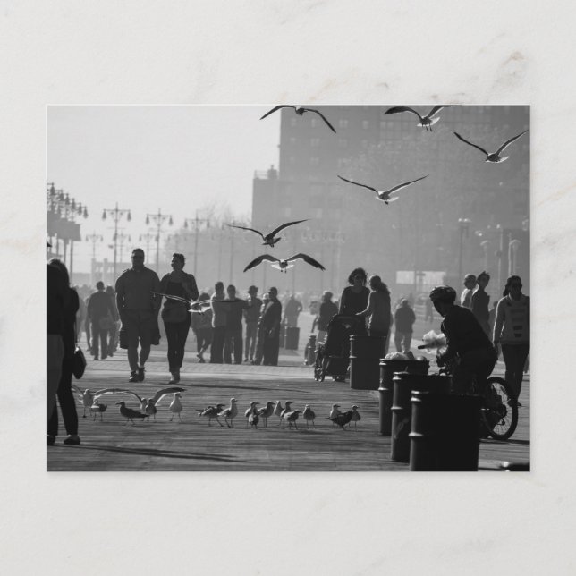 Cartão Postal Black and White Photo of Coney Island Boardwalk (Frente)