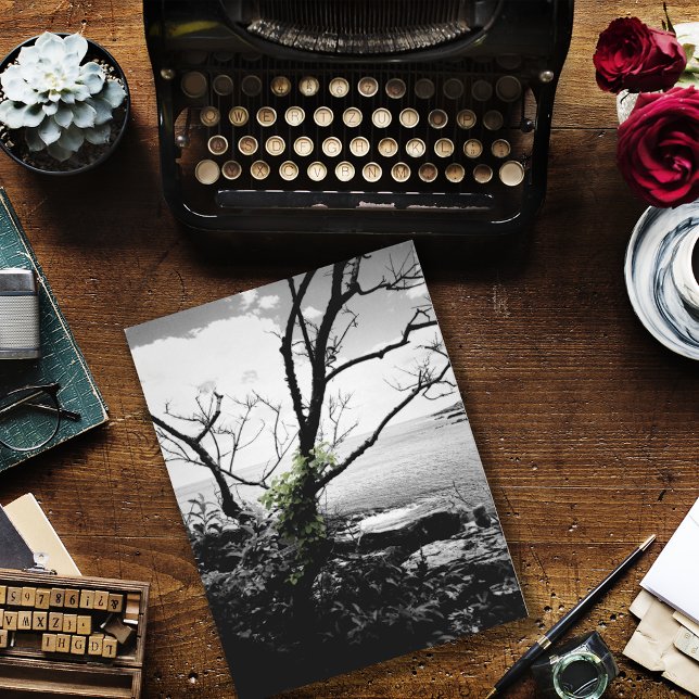 Cartão Postal Black And White Tree With Green Vines (Criador carregado)