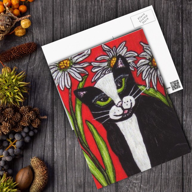 Cartão Postal Black White Tuxedo Gato White Daisie Vibrante Verm (Tuxedo cat green eyes daisy flowers with leaves on vibrant red postcard.)