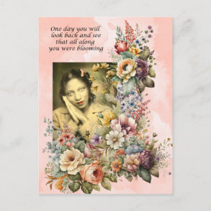 Cartão Postal "Blooming all Along" cita bonito garota e flores