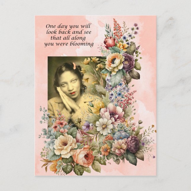 Cartão Postal "Blooming all Along" cita bonito garota e flores (Frente)