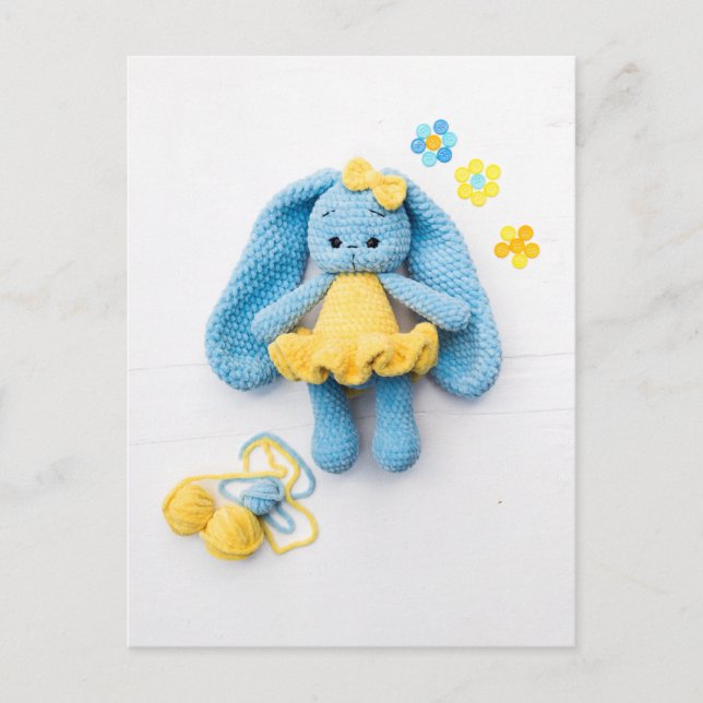 Cartão Postal Blue & Yellow Crochet Bunny — Cozy Handmade Art (Frente)