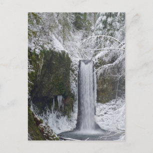 Cartão Postal Blurry Waterfall Surrounded by a Snowy Forest