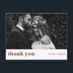 Cartão Postal Boho Bold Typografia Terracotta Casamento Obrigado<br><div class="desc">Envie obrigados para seus convidados com este obrigado de fotos personalizável que você faz no cartão-postal. Apresenta uma tipografia retrógrada com fundo de terracota. Esse cartões de agradecimentos será perfeito para vários eventos,  como casamentos e graduações. Personalize adicionando suas fotos horizontais favoritas. Disponível como uma placa plana e dobrada.</div>