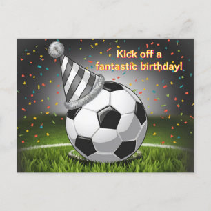 Cartão Postal bola de futebol vestindo chapéu de aniversário con