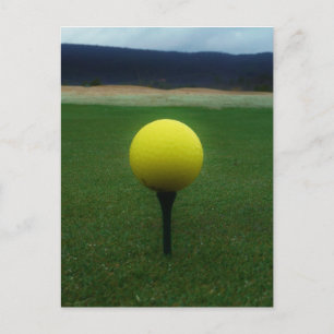 Cartão Postal Bola de Golfe Amarelo no campo de golfe da montanh