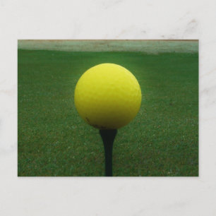 Cartão Postal Bola de Golfe Amarelo no campo de golfe da montanh