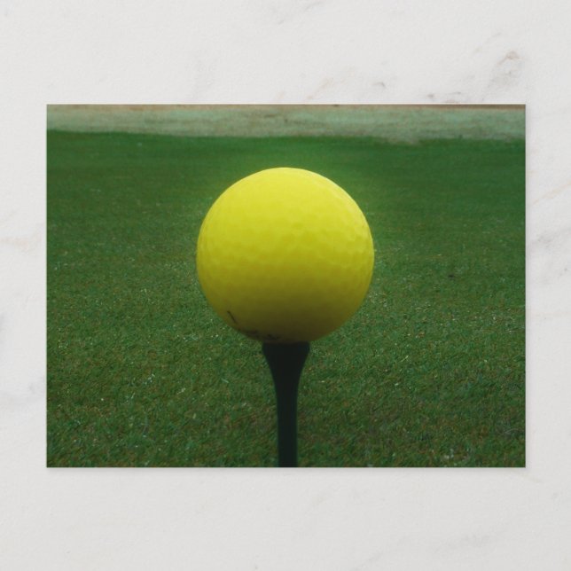 Cartão Postal Bola de Golfe Amarelo no campo de golfe da montanh (Frente)