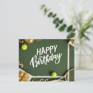 Cartão Postal Bola de tênis com Feliz Aniversário no campo