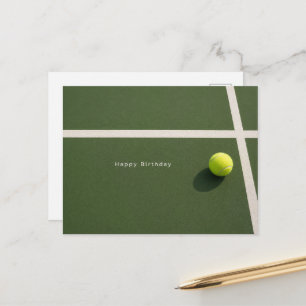 Cartão Postal Bola de tênis com Feliz Aniversário no campo