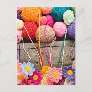Cartão Postal Bolas de Crochet de Fios Coloridos e Flores