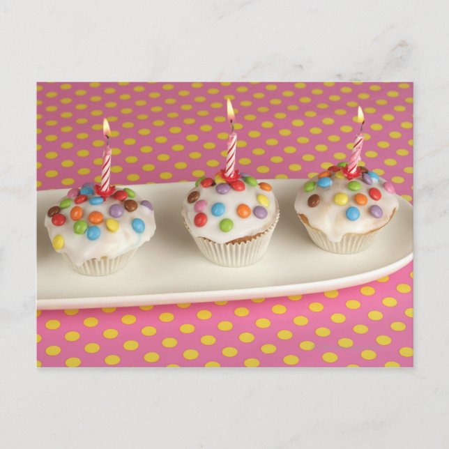 Cartão Postal Bolinhos de aniversário com glacê, confeitos e (Frente)
